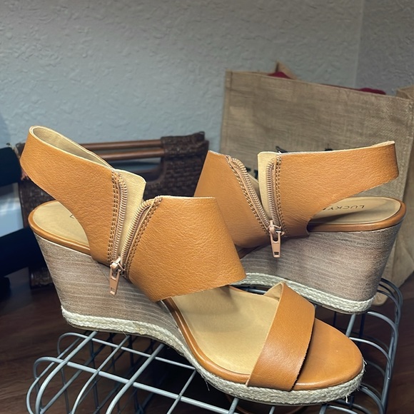 Lucky Brand Lowden Leather Sandals - Picture 2 of 11